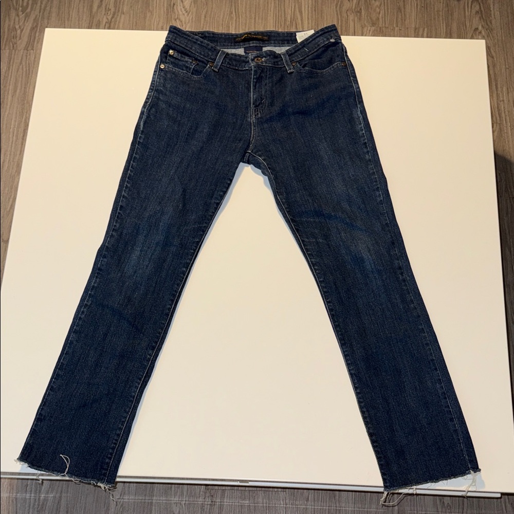Levi's women’s Dark Blue Mid Rise Skinny Size 8M